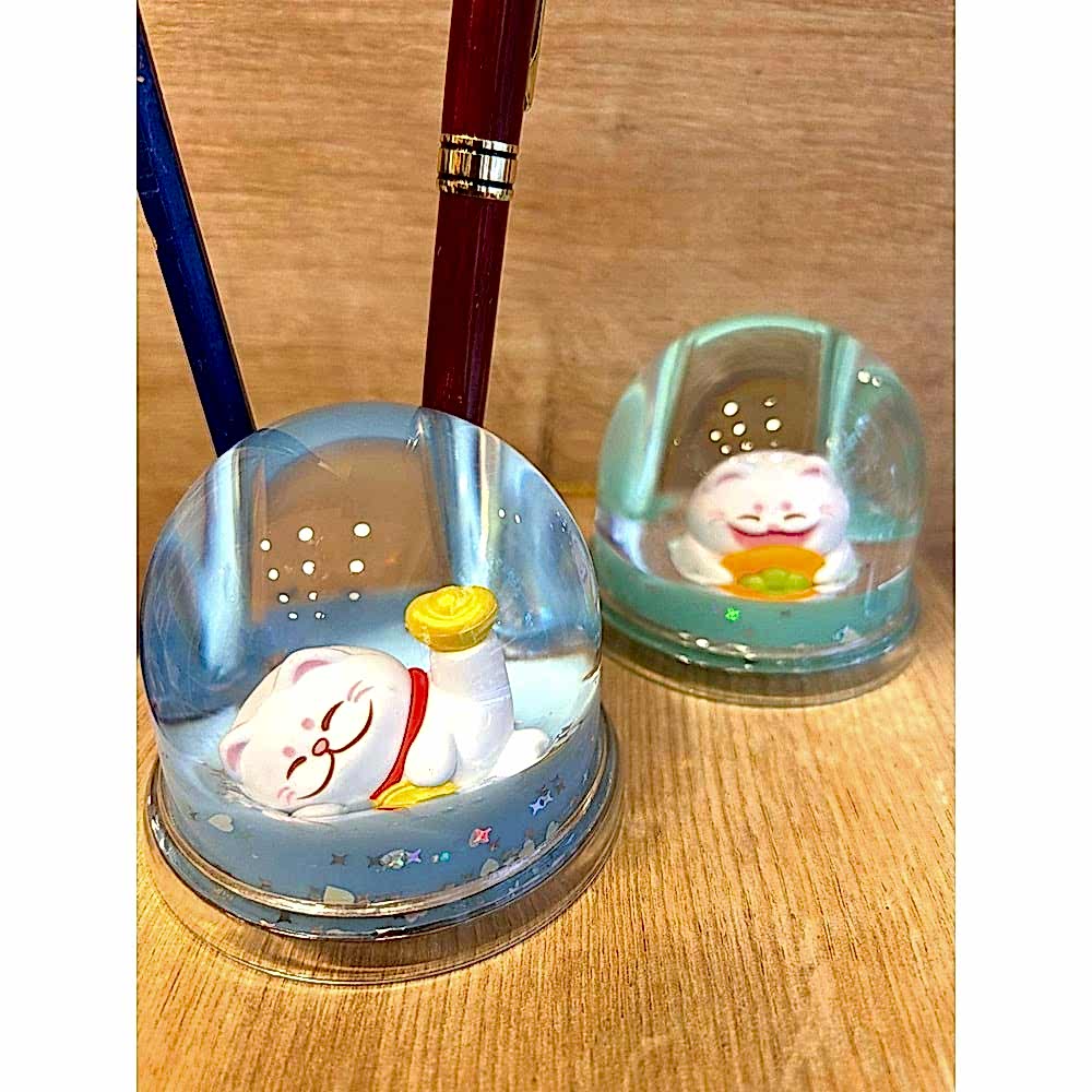 Şans Kedisi (Maneki-Neko) Sulu Kalemlik – Kar Küresi Efektli Uğur Dekoru (8 cm)