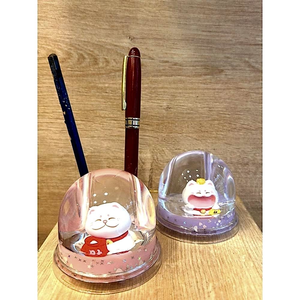 Şans Kedisi (Maneki-Neko) Sulu Kalemlik – Kar Küresi Efektli Uğur Dekoru (8 cm)
