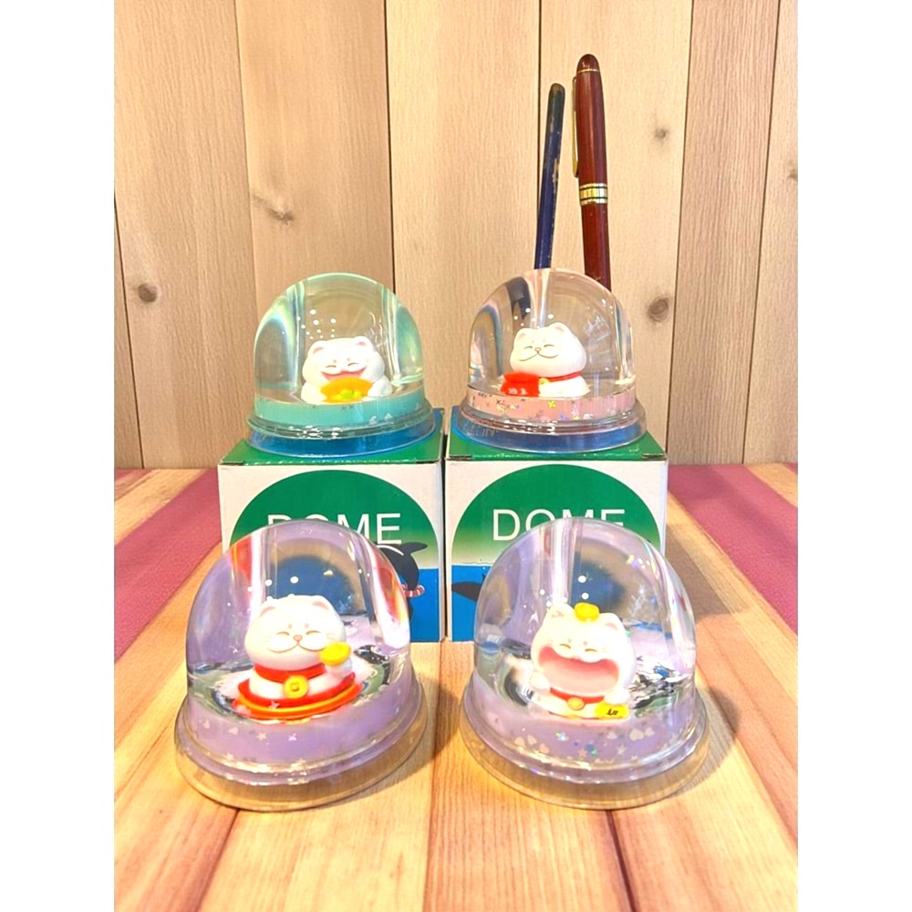 Şans Kedisi (Maneki-Neko) Sulu Kalemlik – Kar Küresi Efektli Uğur Dekoru (8 cm)
