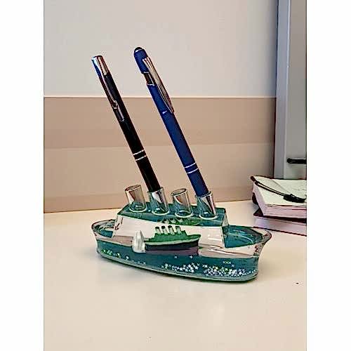 Mavi Yolcu Gemisi Sulu Kalemlik – 4 Kalem Kapasiteli Masa Dekoru (16 cm)