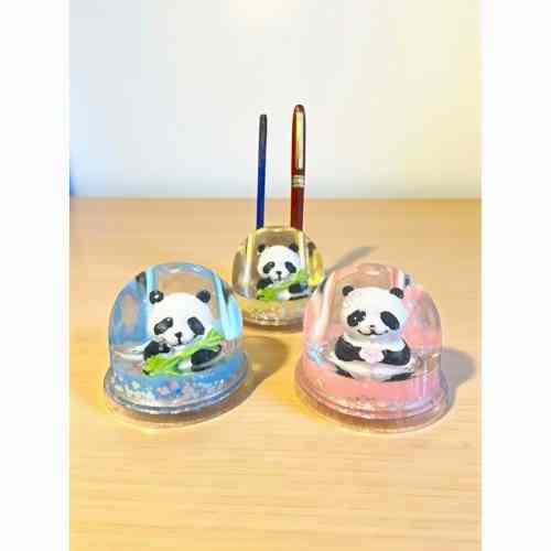 Sevimli Panda Sulu Kalemlik – Mini Kar Küresi Efektli Masa Dekoru (8 cm)