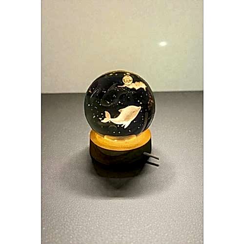 Dekoratif Işıklı Ahşap Kaideli Sevimli Yunus Balığı 3D Cam Küre Night Light – 6 cm USB’li